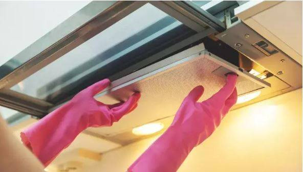 Aspiratörlerdeki yağ lekelerini söküp atıyor! Kaynayan suya 2 şişe eklemeniz yeterli… - Resim: 5